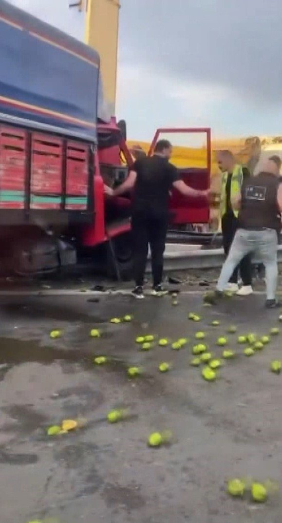 Avcılar TEM'de tabelaya çarpan kamyonetin motoru fırladı!