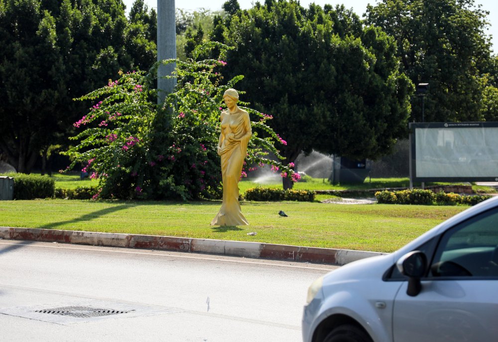 Altın Portakal'ın simgesi 'Venüs' heykelleri Antalya sokaklarında