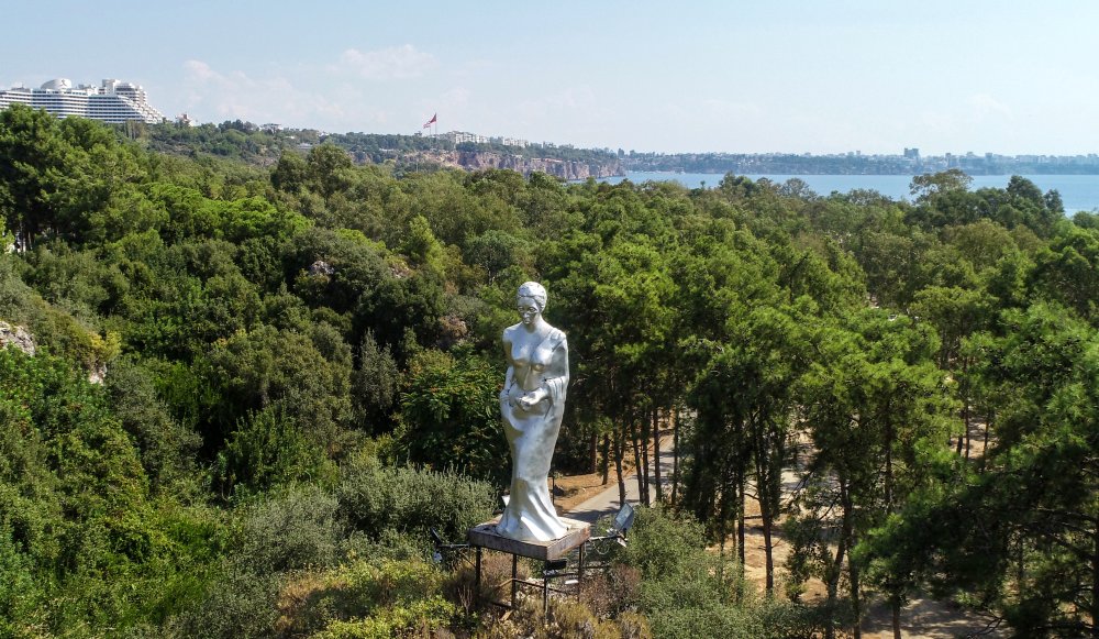 Altın Portakal'ın simgesi 'Venüs' heykelleri Antalya sokaklarında