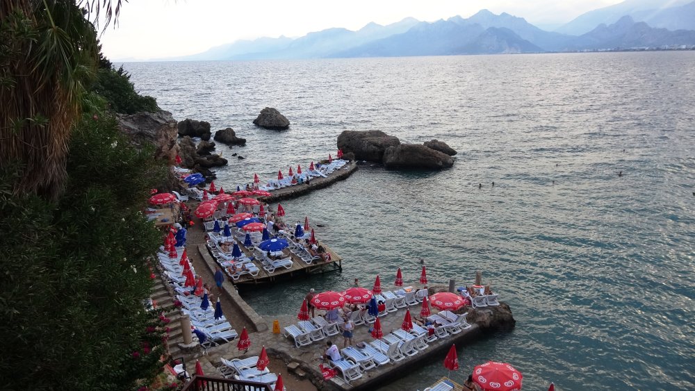 Antalya'da denize atlamanın yasak olduğu bölgede canını hiçe saydı