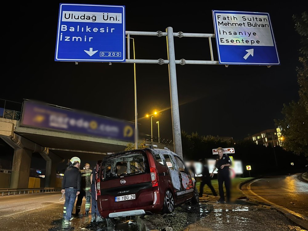 Bursa'da kontrolden çıkan araç, direğe çarpıp alev aldı!