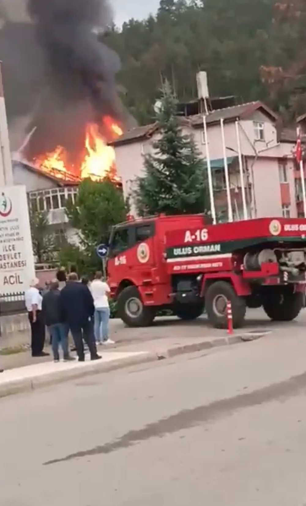 Çatı katı yangınında mahsur kalan kadının yardımına itfaiye yetişti