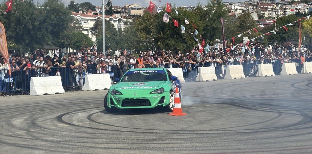 Modifiye araçlar Tekirdağ Fest etkinliğinde drift gösterisi yaptı