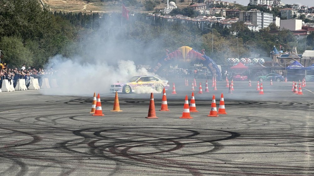 Modifiye araçlar Tekirdağ Fest etkinliğinde drift gösterisi yaptı