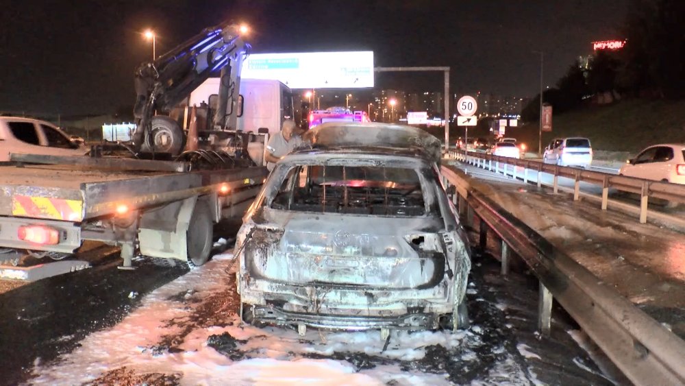 Bahçelievler'de seyir halindeki otomobilde yangın çıktı