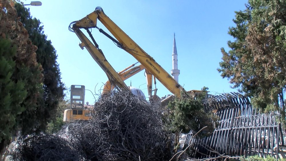 Yıkım çalışmasında kopan beton parçaları camiye zarar verdi