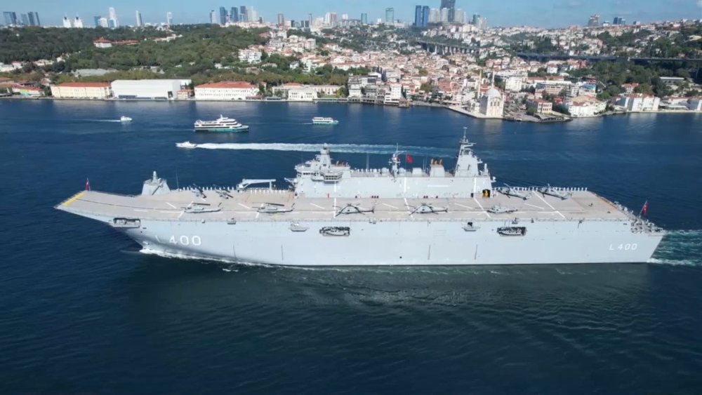 TCG Anadolu ve 15 savaş gemisinden İstanbul Boğazı'nda resmi geçiş