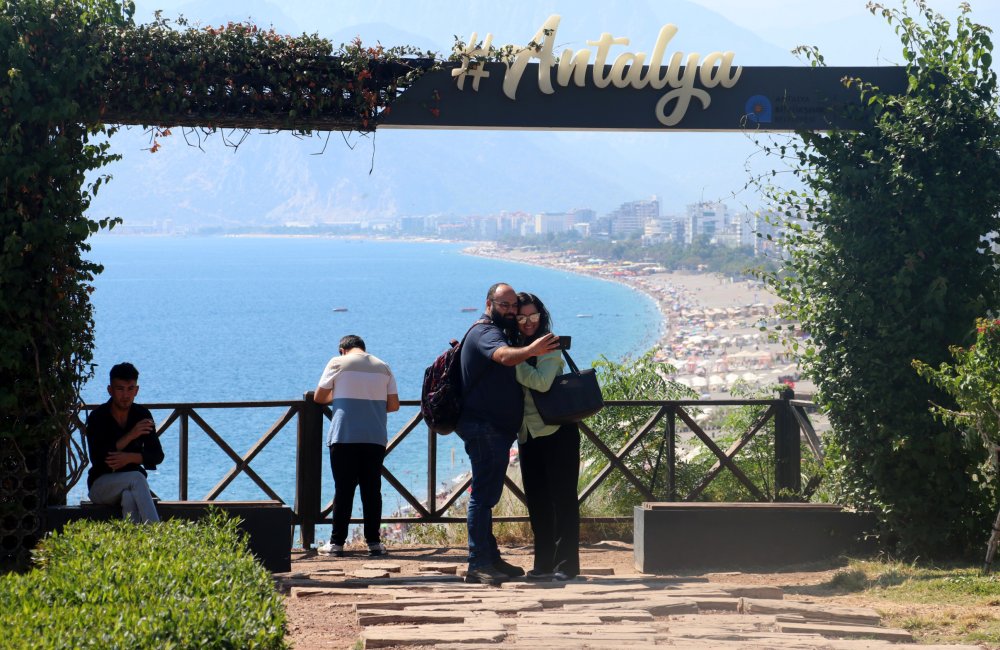 Antalya'da sahiller doldu taştı!