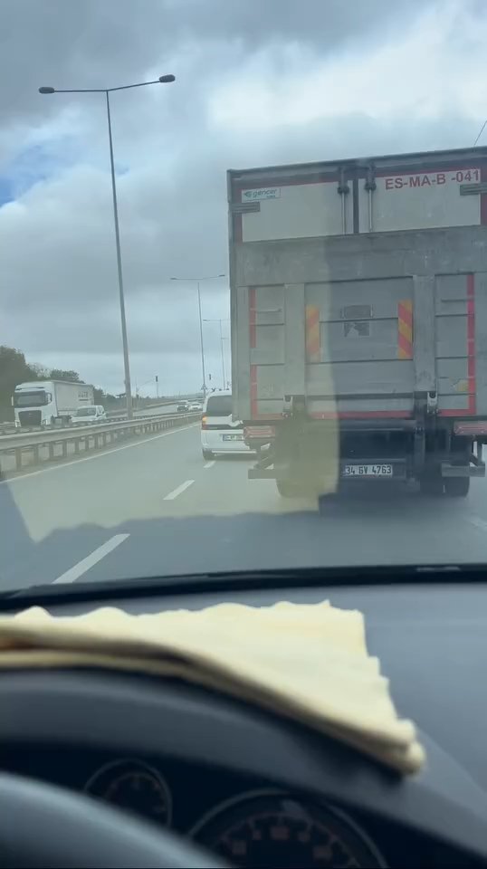 Trafikte yol verme inatlaşması tehlikeye neden oldu