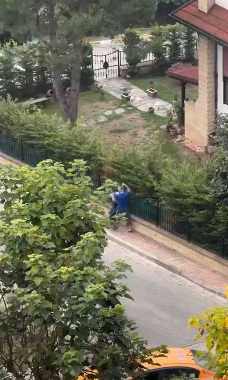 Güpegündüz ev soyan hırsızlar, dövülerek polise teslim edildi!