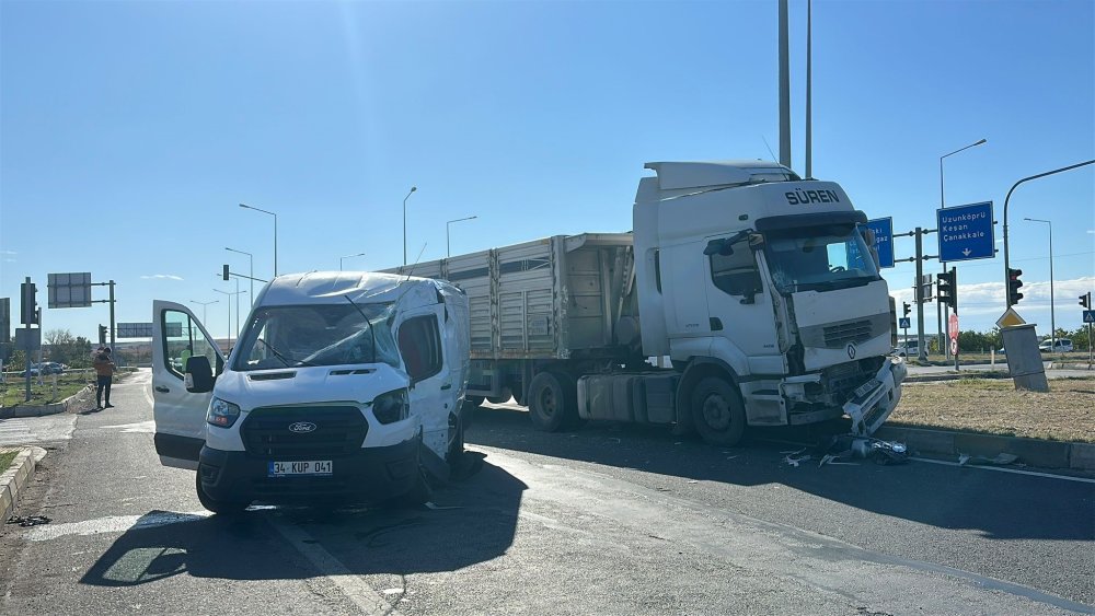 Kırmızı ışıkta geçen TIR, minibüsü biçti!