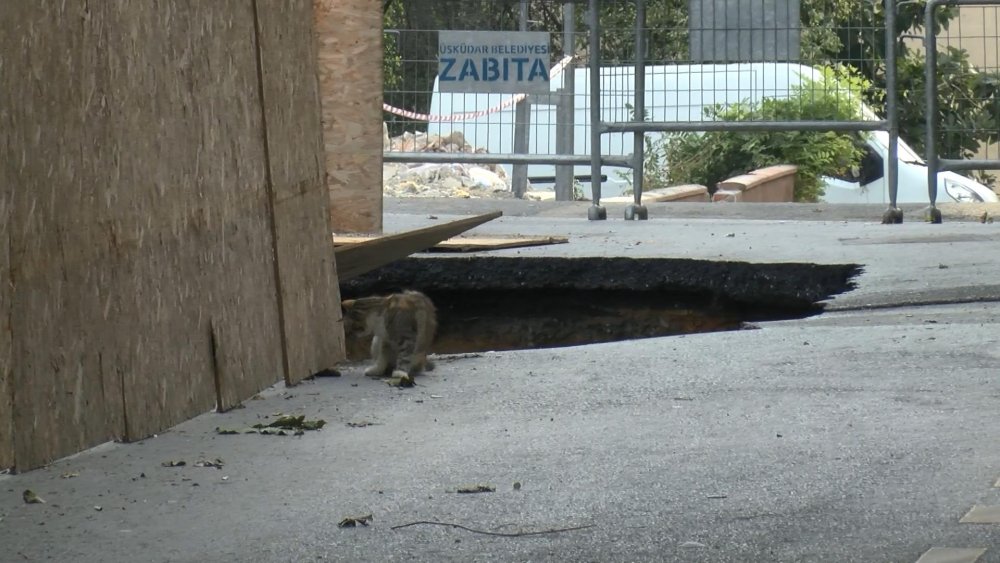 İstanbul Üsküdar'da yol çöktü: Bina sakinleriyle inşaat çalışanı birbirine girdi