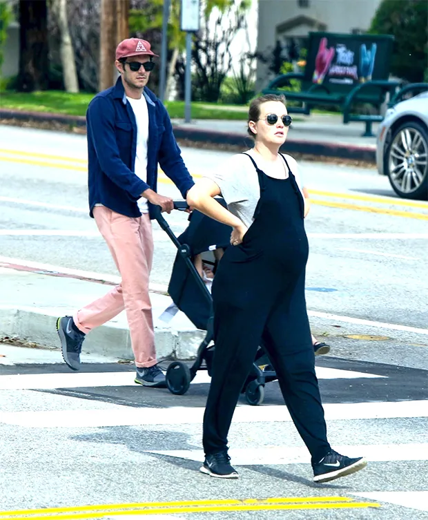 leighton-meester-adam-brody-lunch-date-backgrid-embed-2.webp