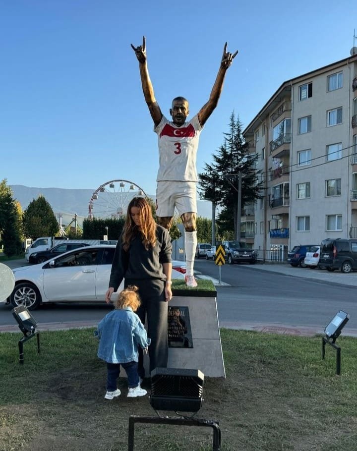 Heidi Demiral, eşi Merih Demiral'ın Bolu'daki heykelini ziyaret etti