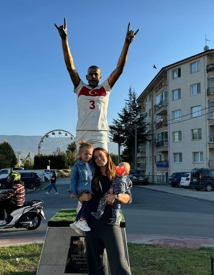 Heidi Demiral, eşi Merih Demiral'ın Bolu'daki heykelini ziyaret etti