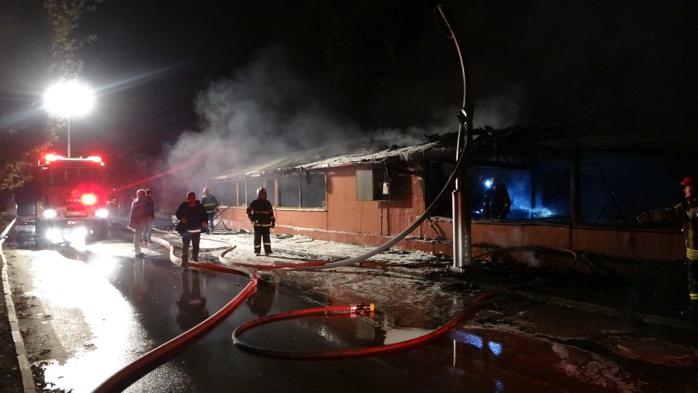 Restoran alev alev yandı, kullanılamaz hale geldi