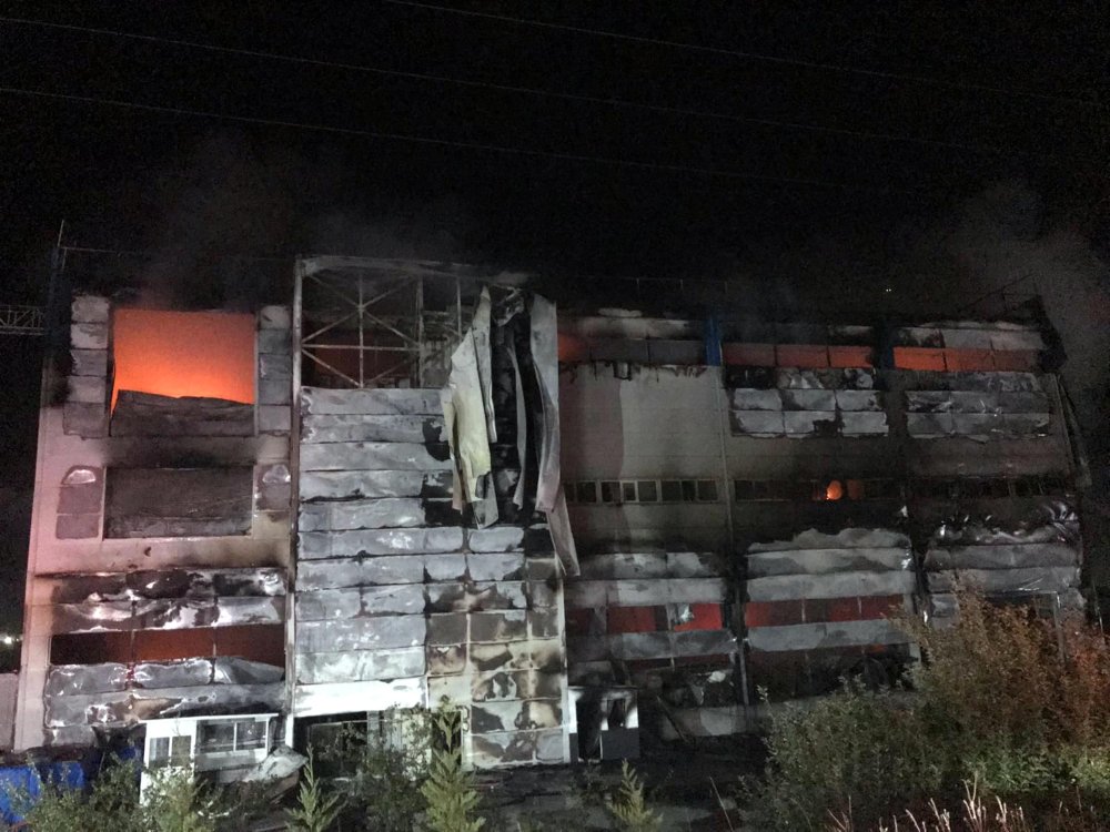 Tekirdağ'daki kozmetik fabrikasında yangın: Bina küle döndü