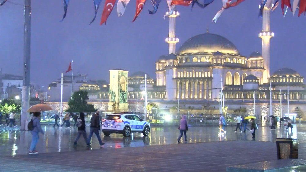 İstanbul Beyoğlu'nda sağanak yağış etkisini gösterdi