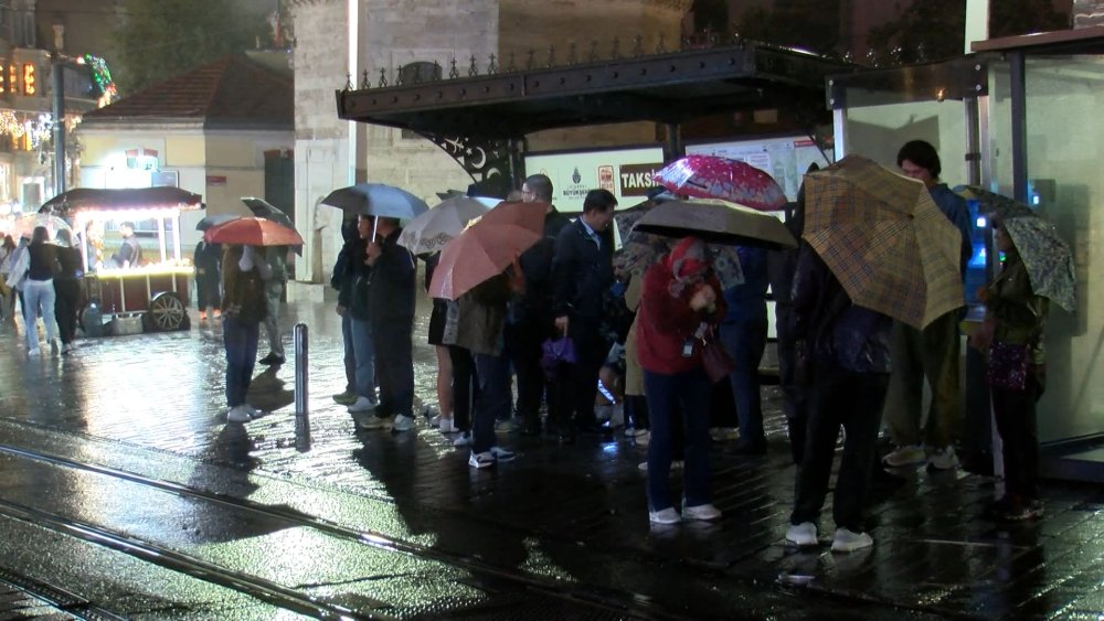 İstanbul Beyoğlu'nda sağanak yağış etkisini gösterdi