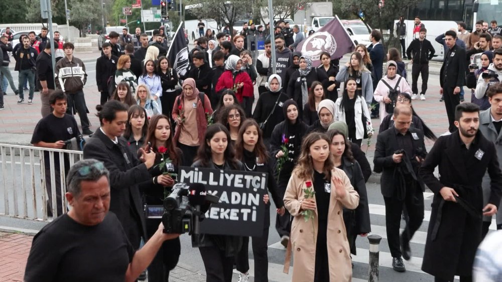 Edirnekapı Surlarında İkbal Uzuner ve Ayşenur Halil için  'Saygı nöbeti'