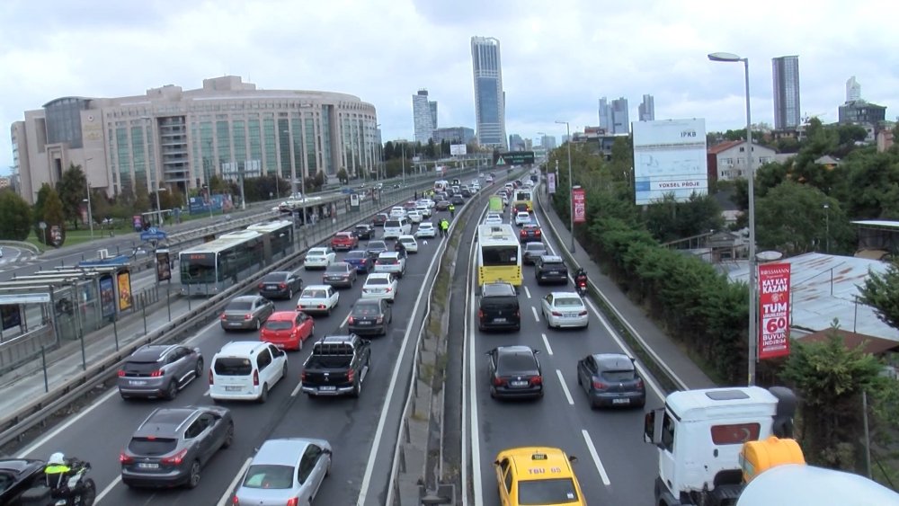 Şişli 'de hakimiyetini kaybeden otomobil ters döndü