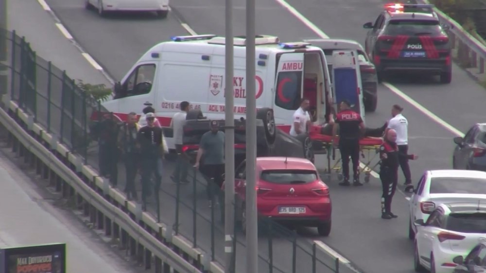 Şişli 'de hakimiyetini kaybeden otomobil ters döndü