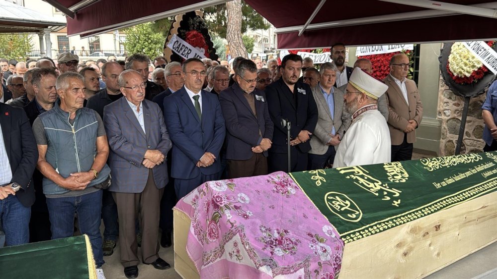 Tekirdağ'daki kazada hayatını kaybeden doktorlar, toprağa verildi