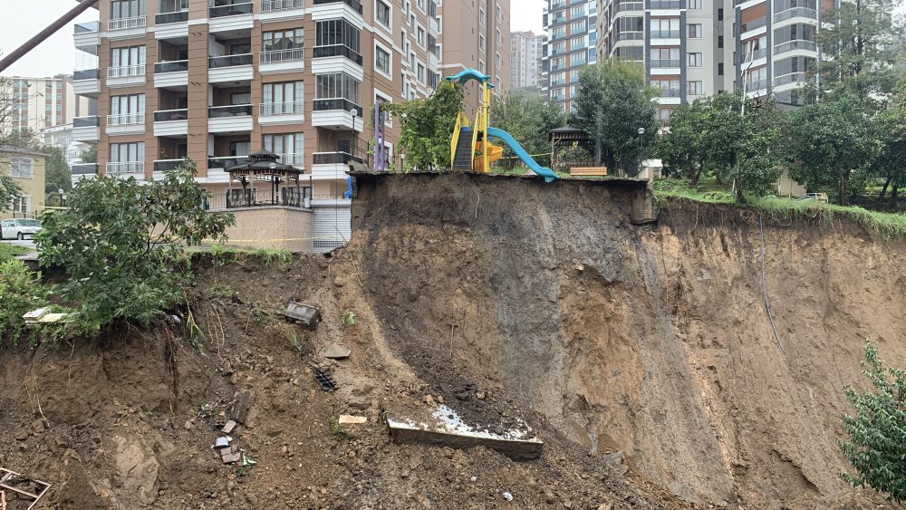 Aşırı yağışlarda heyelan oluştu: 10 katlı sitenin istinat duvarı çöktü