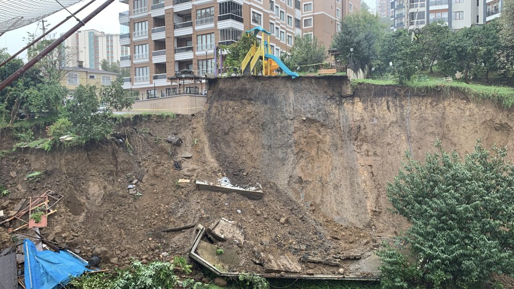 Aşırı yağışlarda heyelan oluştu: 10 katlı sitenin istinat duvarı çöktü