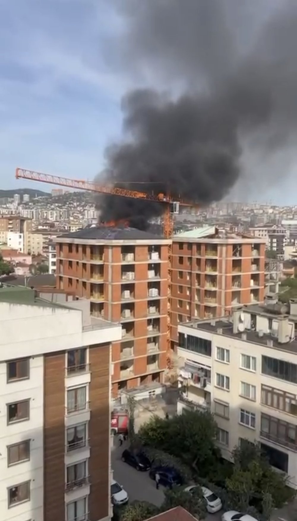 Pendik'teki inşaatın çatısı cayır cayır yandı