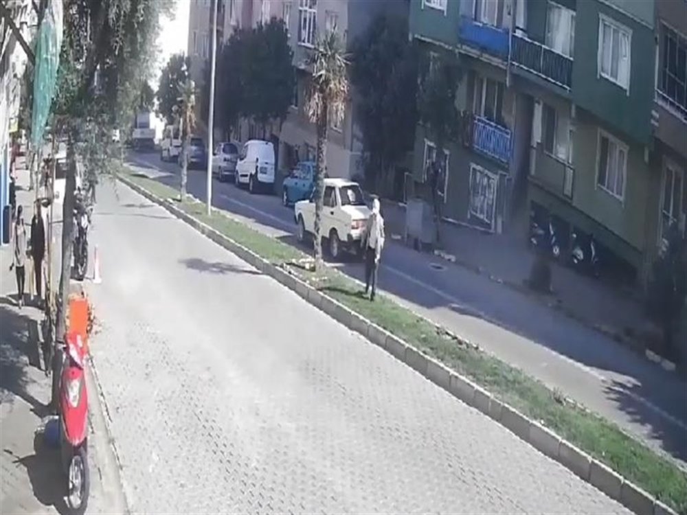 Yolun karşısına geçmek isteyen yaşlı adama motosiklet çarptı