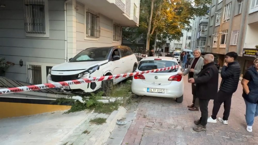 Avcılar'da direksiyon başında fenalaştı, 2 araca çarptı