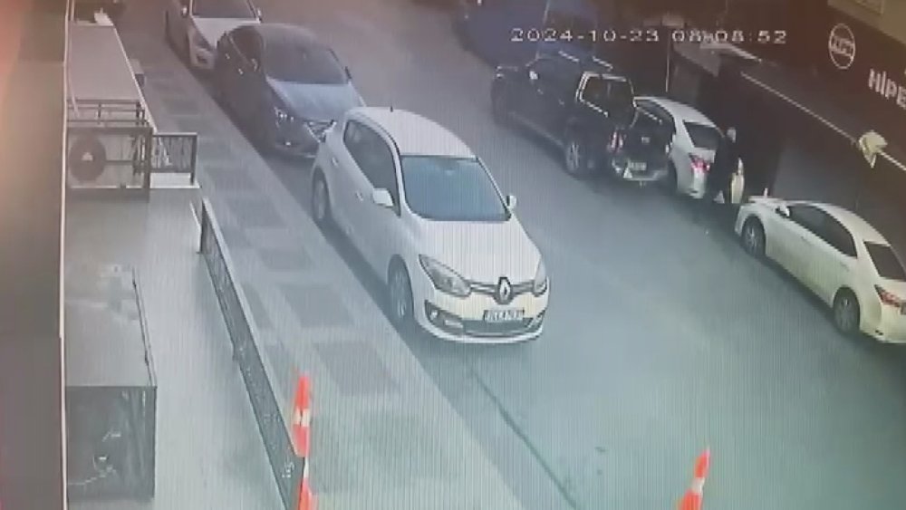 İstanbul Üsküdar'da polise çekiçli ve silahlı saldırı: Olay anı kamerada