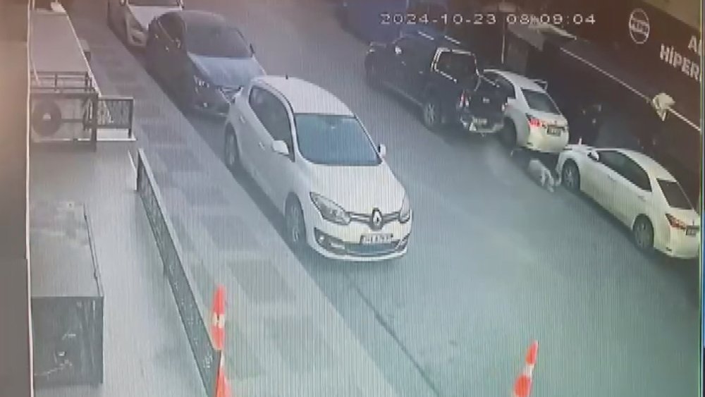 İstanbul Üsküdar'da polise çekiçli ve silahlı saldırı: Olay anı kamerada