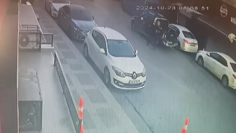 İstanbul Üsküdar'da polise çekiçli ve silahlı saldırı: Olay anı kamerada