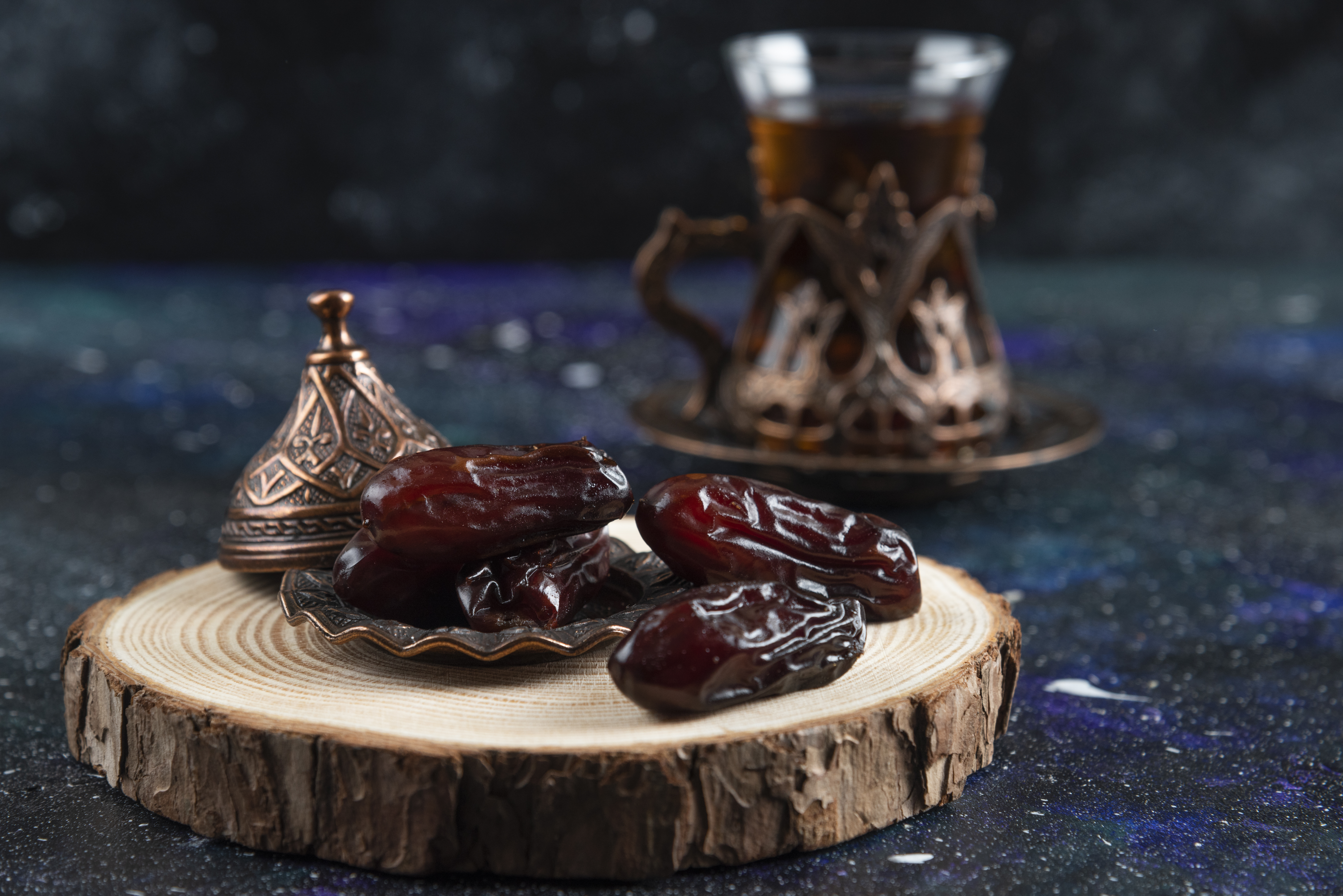 2023-resimli-ramazan-mesajlari-hot-tea-dry-dates-blue-surface