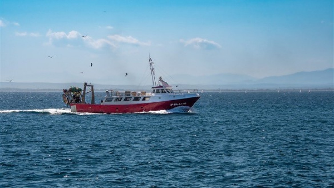 Çanakkale Kilitbahir Kalesi önlerinde arızalanan tekne, Çanakkale Marina'ya yanaştırıldı