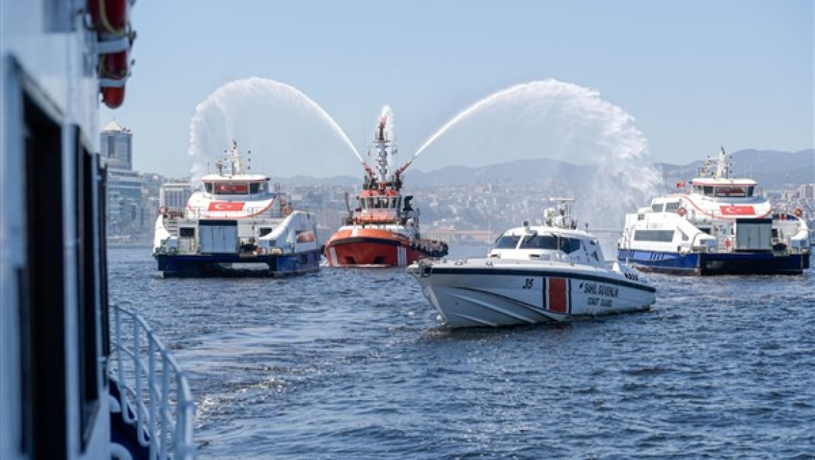 İzmir Körfezi'nde Kabotaj Bayramı kutlandı
