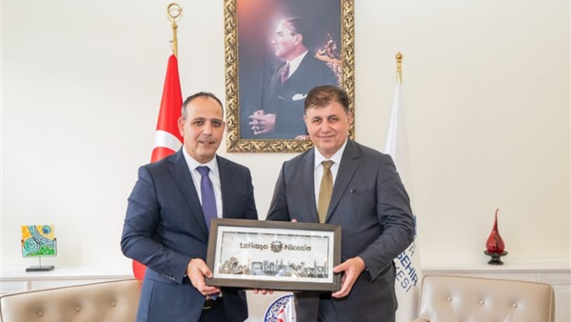 Başkan Tugay, Lefkoşa Belediye Başkanı Harmancı'yı ağırladı