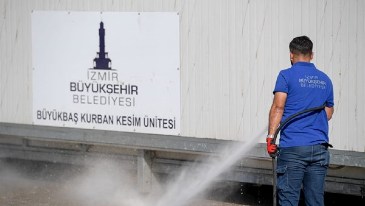 İzmir Büyükşehir Belediyesi'nin temizlik ekipleri sahada