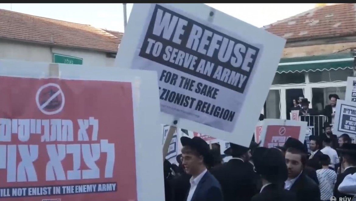 Binlerce dindar Yahudi askere alınmalarına karşı Kudüs'te protesto gösterileri düzenledi