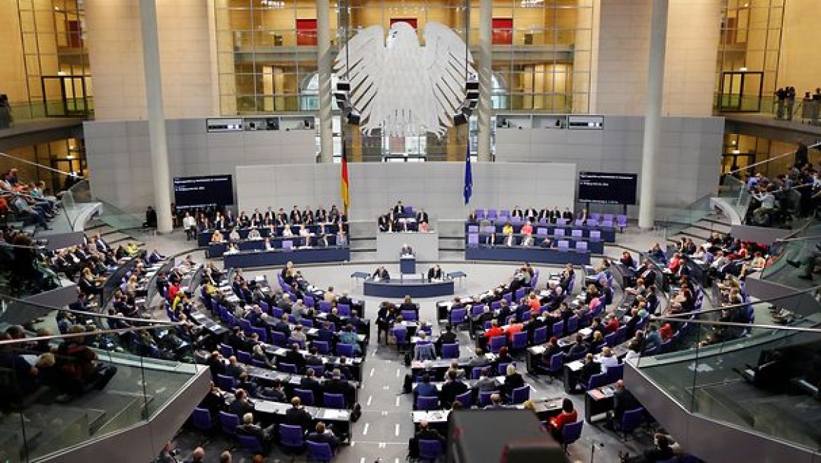 Alman Parlamentosu kurallara uymayan siyasetçilere daha ağır cezalar vermeye hazırlanıyor