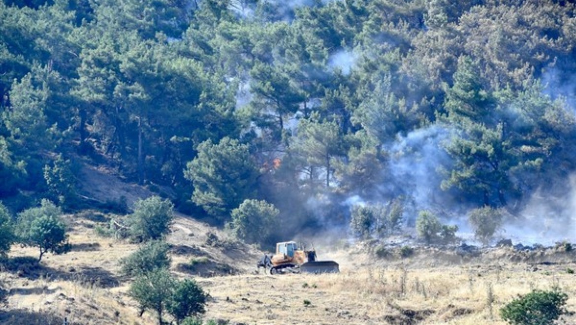 İzmir İtfaiyesi Bornova'daki yangına müdahale ediyor
