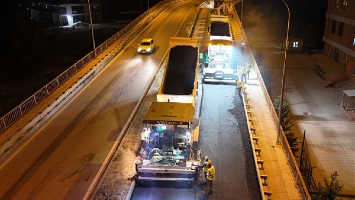 Eskişehir Büyükşehir Belediyesi ekipleri, yol çalışmalarını sürüdürüyor