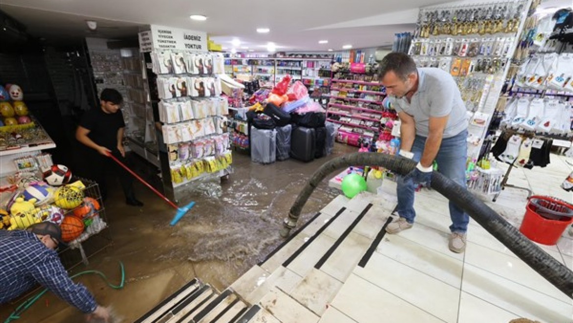 Şiddetli yağış ve yıldırım düşmeleri İzmir'de yaşamı etkiledi