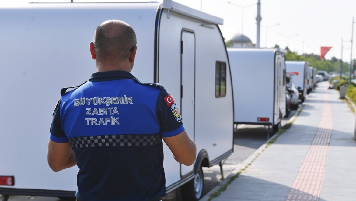 İzmir'de yol kenarına bırakılan karavanlara yönelik çalışma