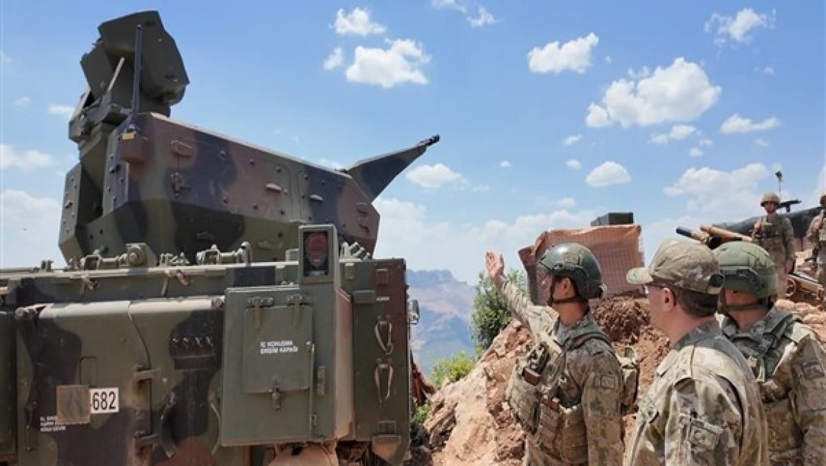 Kara Kuvvetleri Komutanı Bayraktaroğlu, üs bölgelerinde inceleme ve denetlemeler yaptı