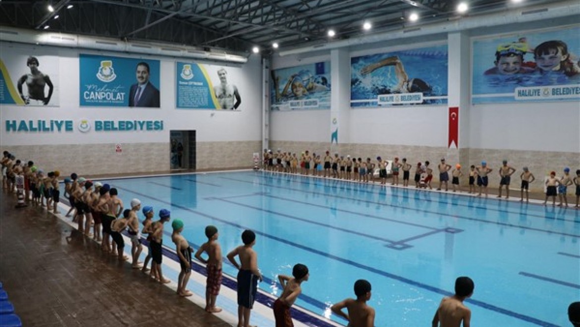 Haliliye'de bin 600 çocuk yüzme eğitimi alıyor