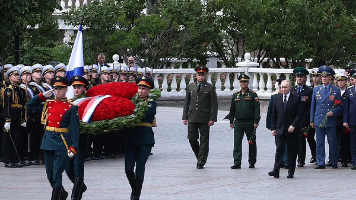 Rusya Devlet Başkanı Putin, Belirsiz Askerin Mezarı'na çelenk koydu
