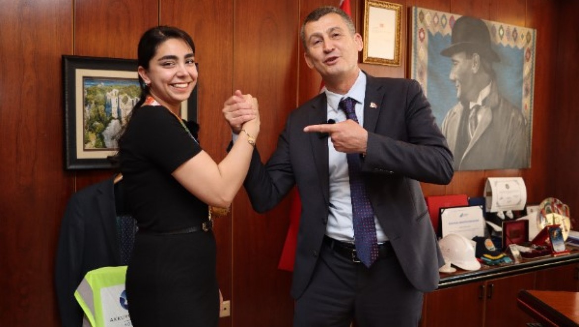 Türkiye şampiyonu sporcudan Toros Üniversitesi Rektörü Arıöz'e ziyaret
